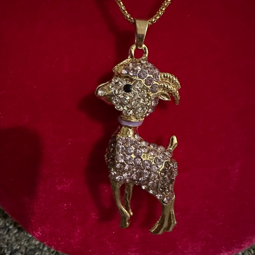 NWT: Betsy Johnson Pendant Necklace